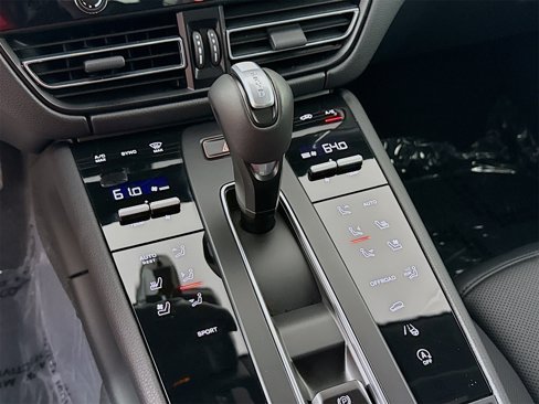 Used 2025 Porsche Macan image 14