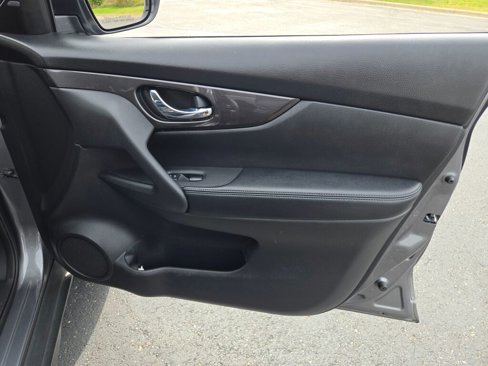 Used 2019 Nissan Rogue SV w/ Sun & Sound Touring Package image 2