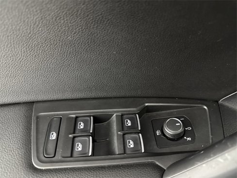 Used 2020 Volkswagen Tiguan SE w/ Panoramic Sunroof Package image 17
