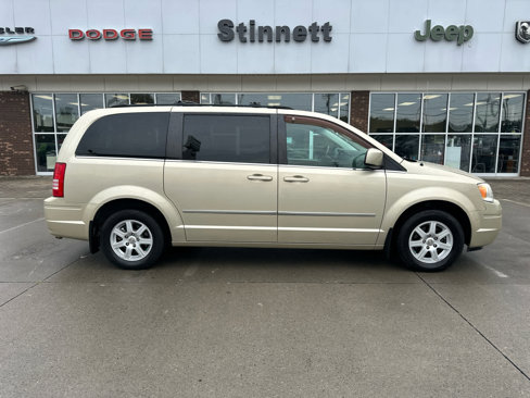Used 2010 Chrysler Town & Country Touring image 2