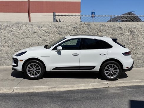 Certified 2025 Porsche Macan image 2