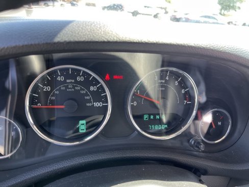 Used 2018 Jeep Wrangler Unlimited Sahara w/ Connectivity Group image 21