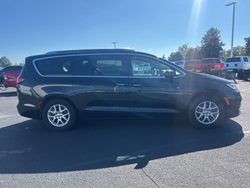 Used 2021 Chrysler Pacifica Touring-L image 10