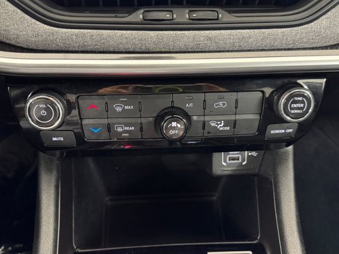 Used 2024 Jeep Compass Latitude image 22