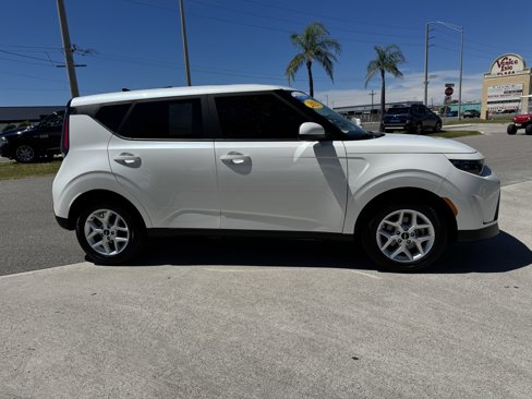 Certified 2025 Kia Soul LX w/ LX Technology Package image 3