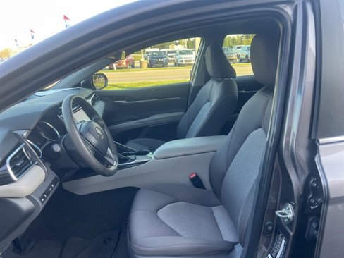 Used 2018 Toyota Camry LE image 16