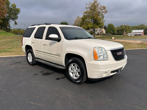 Used 2011 GMC Yukon SLT w/ SLT-2 Equipment Package image 1