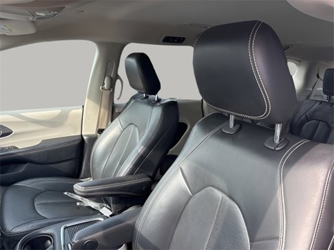 Used 2022 Chrysler Pacifica Touring-L image 8