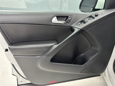 Used 2017 Volkswagen Tiguan S image 18