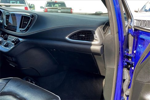 Used 2019 Chrysler Pacifica Limited image 16
