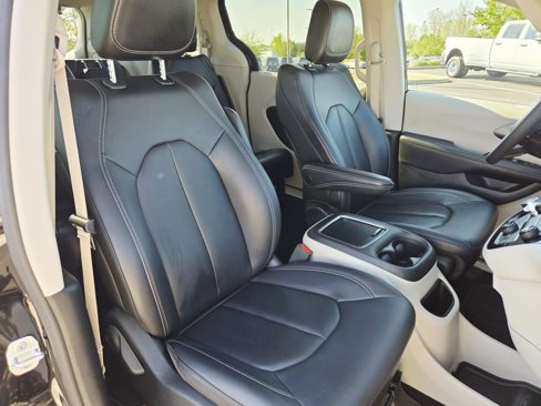 Used 2024 Chrysler Pacifica Touring-L image 19