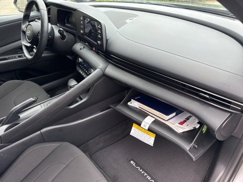 Certified 2025 Hyundai Elantra Sport image 26
