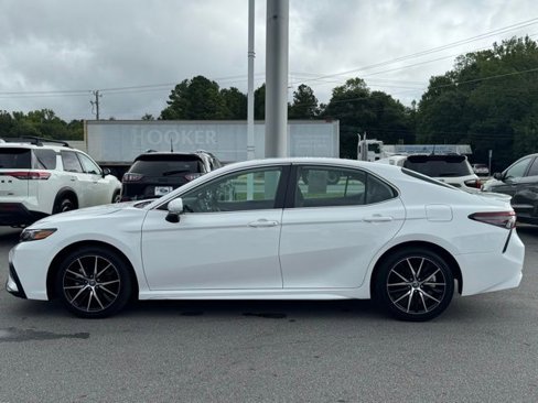 Used 2023 Toyota Camry SE image 2