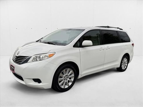 Used 2013 Toyota Sienna LE image 1