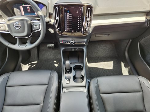 New 2025 Volvo XC40 B5 Core w/ Climate Package image 18