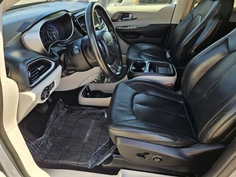 Used 2020 Chrysler Pacifica Touring-L image 15