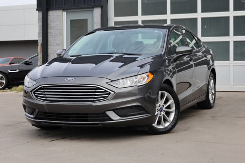 Used 2017 Ford Fusion SE w/ Fusion SE Technology Package image 3