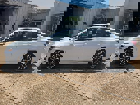 Used 2025 Chevrolet Malibu LT image 2