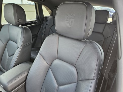 Certified 2025 Porsche Macan Turbo image 6