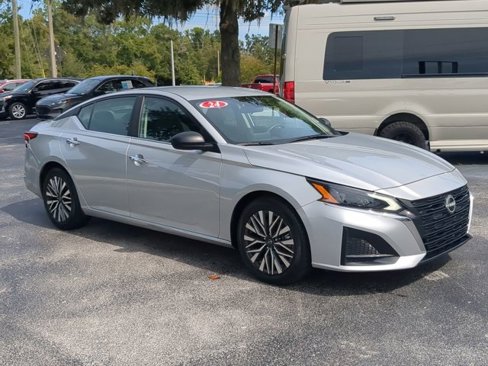 Used 2024 Nissan Altima 2.5 SV image 2