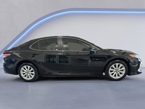 Used 2018 Toyota Camry LE image 4