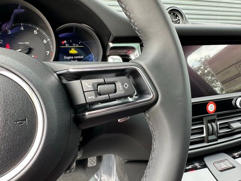Used 2025 Porsche Macan image 18