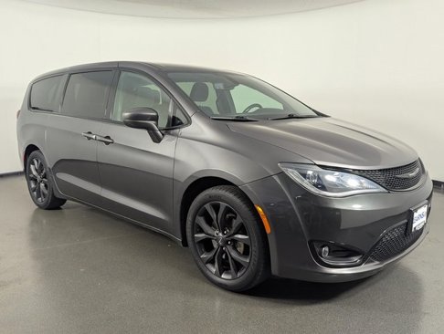 Used 2020 Chrysler Pacifica Touring w/ S Appearance Package image 2