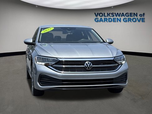 Used 2023 Volkswagen Jetta SE image 2
