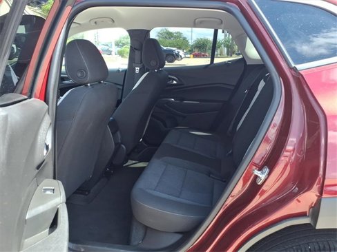 Used 2025 Chevrolet Trax LS w/ LS Convenience Package image 17