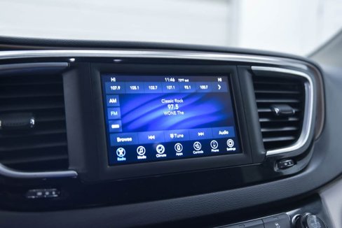 Used 2019 Chrysler Pacifica Touring-L image 19