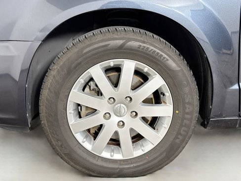 Used 2013 Chrysler Town & Country Touring image 27