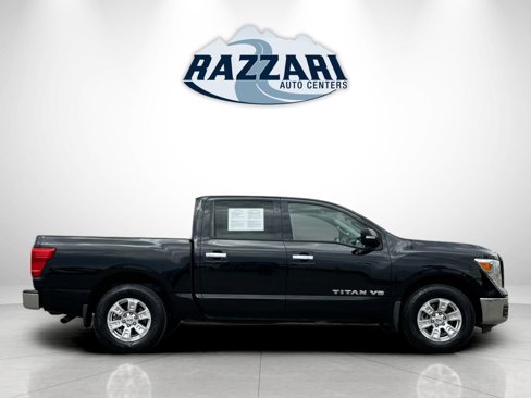 Used 2019 Nissan Titan SV image 2
