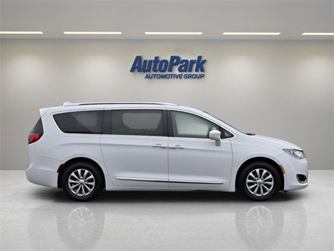 Used 2018 Chrysler Pacifica Touring-L image 8