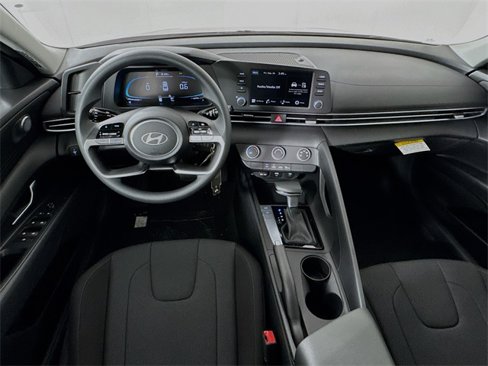 New 2025 Hyundai Elantra SE image 18