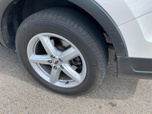 Used 2019 Ford Explorer XLT w/ Equipment Group 202A image 9
