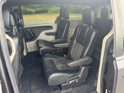 Used 2019 Dodge Grand Caravan SXT image 14