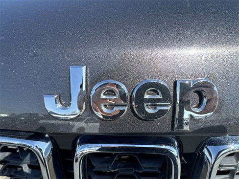 Used 2021 Jeep Grand Cherokee Laredo image 32