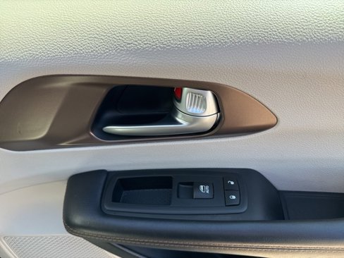 Used 2017 Chrysler Pacifica Touring image 39
