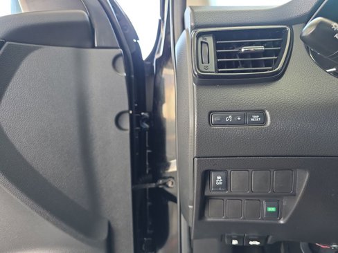 Used 2018 Nissan Rogue Sport SV image 16