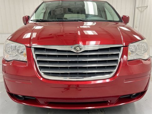 Used 2010 Chrysler Town & Country Touring image 29