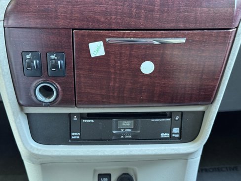 Used 2011 Toyota Sienna XLE image 30