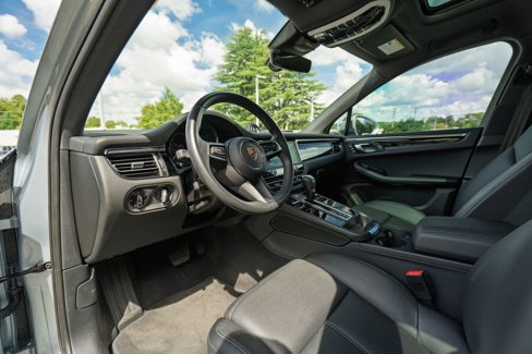 Certified 2023 Porsche Macan image 4