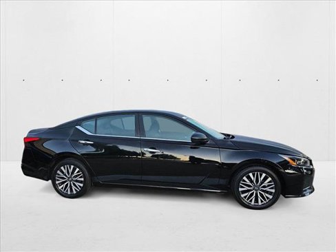 Used 2024 Nissan Altima 2.5 SV image 4