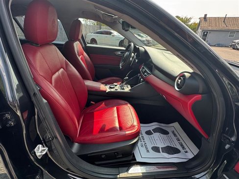 Used 2017 Alfa Romeo Giulia w/ Sport Appearance Package image 33