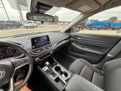 Used 2024 Nissan Altima 2.5 SV image 13