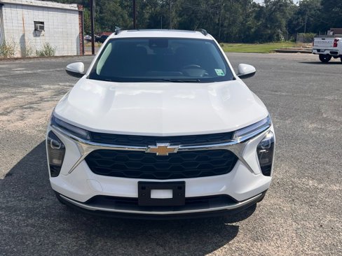 Used 2025 Chevrolet Trax LT w/ Sunroof Package image 2