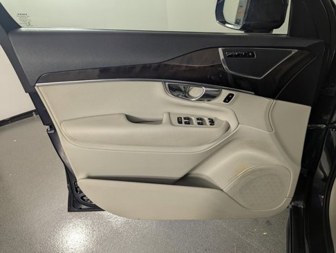 Used 2016 Volvo XC90 T6 Momentum w/ Momentum Plus Package image 9