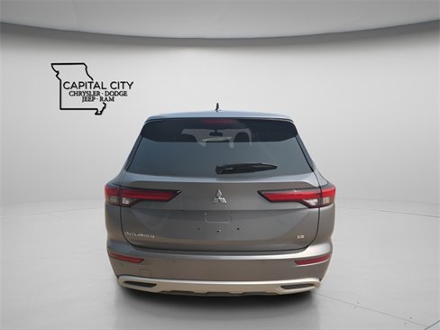 Used 2023 Mitsubishi Outlander SE image 6