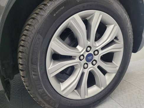 Used 2019 Ford Edge Titanium image 31