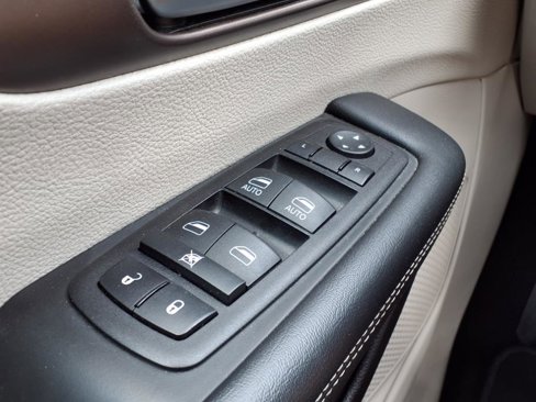 Used 2023 Chrysler Voyager LX image 25